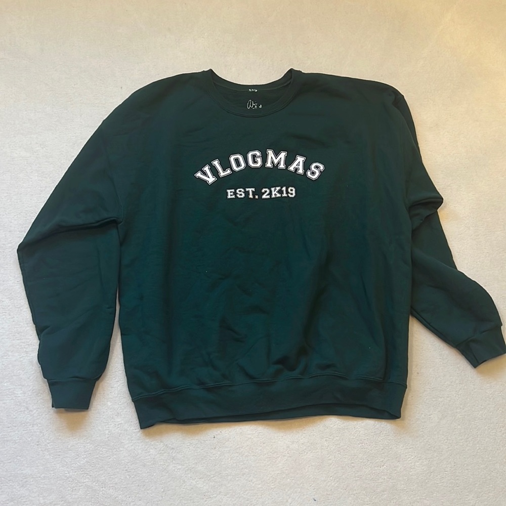 Alisha Marie Green Vlogmas crew neck sweatshirt, size XL